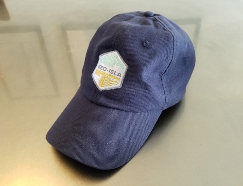 Gorra con el logotipo de GeoIsla bordado